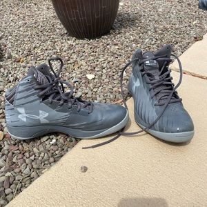 Under armor basketball sneakers size 8.5